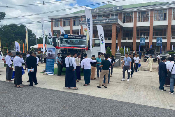 SINOTRUK Brand , Tractor show in မြန်မာနိုင်ငံပြောင်းလုပ်ငန်းအသင်း၏ ၂၀၂၂- ၂၀၂၅ ခုနှစ် ဒုတိယအကြိမ် နှစ်ပတ်လည် အသင်းသားစုံညီ အစည်းအဝေး